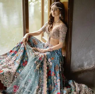 Ananya Panday poses in gorgeous traditional, her latest pictures are too hot to stop the fashion traffic!