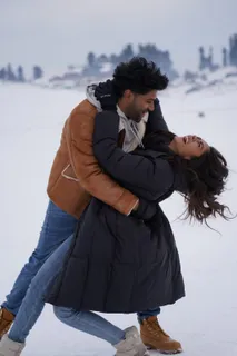 Director Aashish Panda had to break Guru Randhawa and Mrunal Thakur's snow fights on the sets of 'Aise Na Chhoro Mujhe'