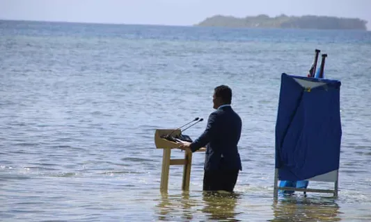 To highlight Climate Change, Foreign Minister of Tuvalu Gives Speech Standing Knee-Dip in Ocean