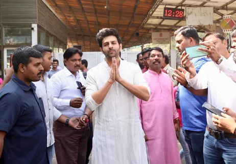 After a superhit year Kartik Aaryan visits Siddhivinayak temple on his birthday!