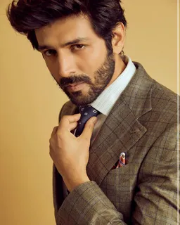 Kartik Aaryan is the man of everyone's dreams as he suits up in style !