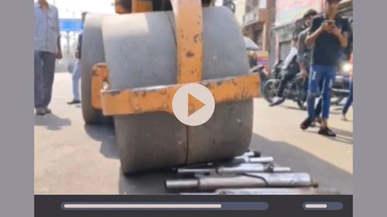 Hapur News: बुलेट के 509 साइलेंसरो को रोड पर रखकर चलाया रोडरोलर, जनता को सन्देश देने के लिए पुलिस ने उठाया कदम वीडियो वायरल