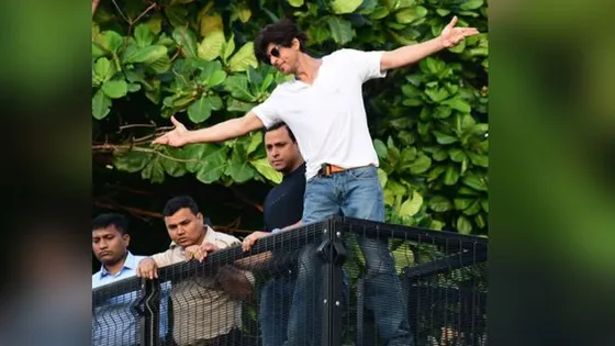 SRK Surprise: Shah Rukh Khan greets fans outside Mannat after Pathaan's success