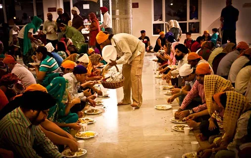 MUMBAI RAINS : GURUDWAARAS AND OTHER LOCALS OPEN DOORS FOR THOSE STRANDED IN RAINS