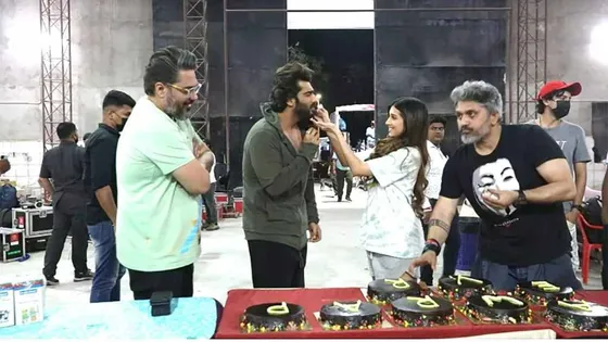 Tara Sutaria and Arjun Kapoor celebrate the wrap-up of their next film Ek Villian with director Mohit Suri