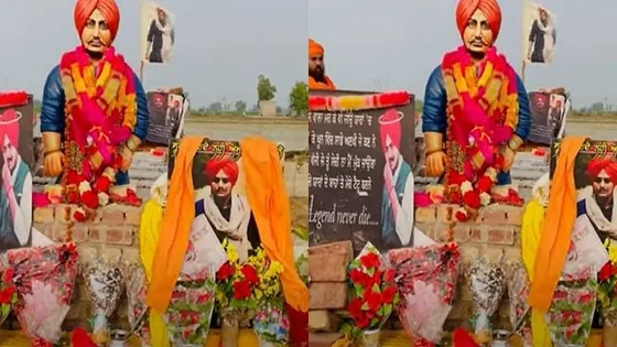 ਸਿੱਧੂ ਮੂਸੇਵਾਲਾ ਦੀ ਸਮਾਧ ‘ਤੇ ਪ੍ਰਸ਼ੰਸਕ ਨੇ ਲਗਾਇਆ ਮਰਹੂਮ ਗਾਇਕ ਦਾ ਬੁੱਤ, ਸਿੱਧੂ ਦੀ ਮੌਤ ਨੂੰ ਇੱਕ ਮਹੀਨਾ ਪੂਰਾ ਹੋਣ ਤੇ ਸਿੱਧੂ ਦੀ ਸਮਾਧ ‘ਤੇ ਸ਼ਰਧਾਂਜਲੀ ਦੇਣ ਪਹੁੰਚੇ ਪ੍ਰਸ਼ੰਸਕ