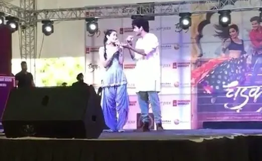 Dhadak Promotions: Janhvi Kapoor and Ishaan Khatter Sing “Tu Jaane Na” On Fans Demand [Watch Video]