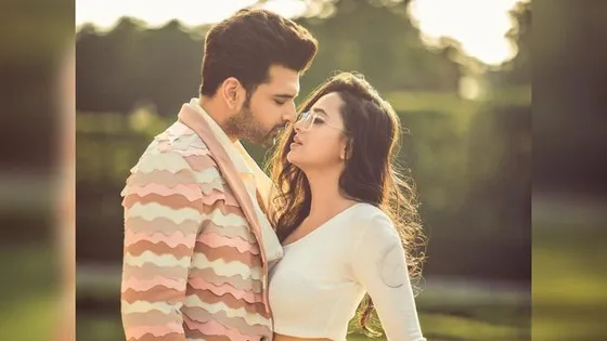 Karan Kundrra captures 'aww-dorable' moment with Tejasswi Prakash in 'Goa' [See Pictures]