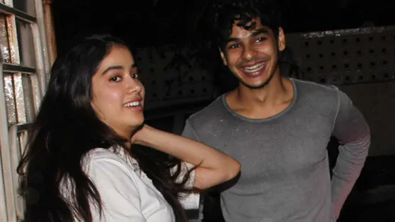 Jhanvi Kapoor And Ishaan Khattar Enjoying Mumbai Monsoon While Promoting 'Dhadak'