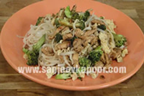 Stir Fried Chicken with Rice Noodles 
