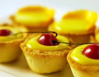 Miniature Tarts With Lemon Curd And Mangoes