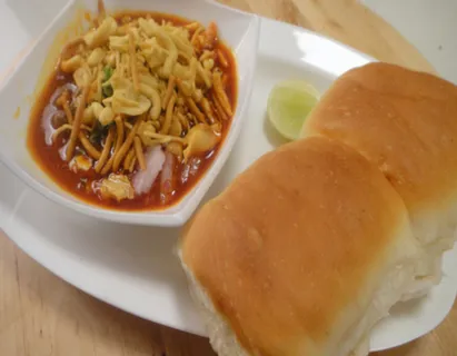 Kolhapuri Missal Pav