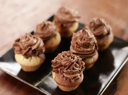 Basic Cupcakes with Cocoa Frosting 