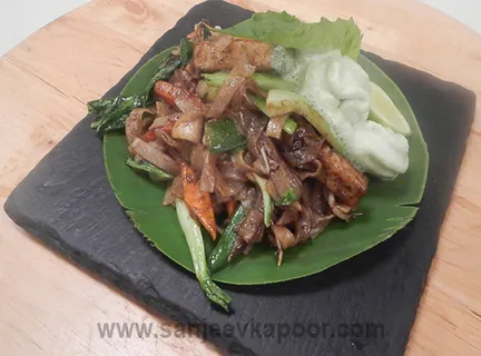 Vegetable Pad Thai Noodles with Basil Foam