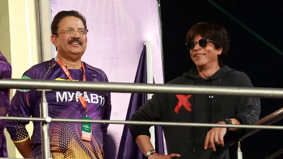 Shah Rukh Khan ने बढ़ाया टीम का उत्साह, खिलाड़ियों ने भी दिया जीत का गिफ्ट