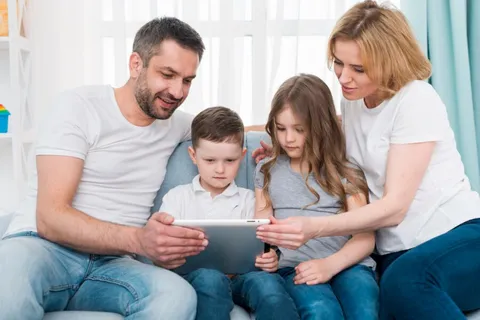 Parenting in the Digital Era: Strategies for Raising Well-Adjusted Kids in the Age of Screens and Social Media