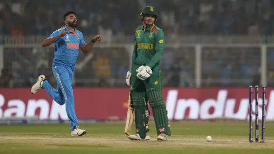 Mohammed Siraj Strikes Early as Quinton de Kock Falls to Chopped Stumps during IND vs SA 2023 World Cup Clash