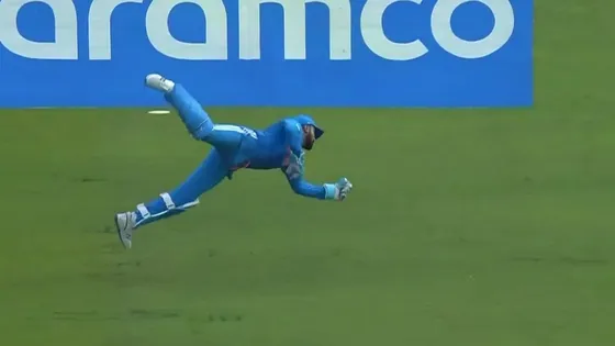 KL Rahul's Spectacular One-Handed Catch: A Testament to His Remarkable Wicketkeeping Skills