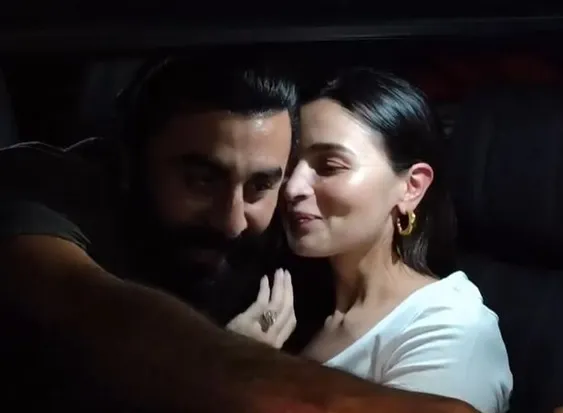 Alia Bhatt kisses husband Ranbir Kapoor, congratulates fans on first  anniversary, watch video - informalnewz