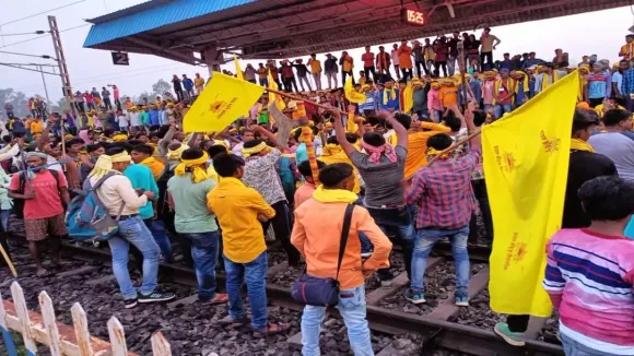 Kurmi Protest कुड़मी समुदाय का आंदोलन पांचवें दिन समाप्त बेपटरी हो गई थी  रेल सेवा; 300 से अधिक ट्रेनें रद - Kurmi Protest ends in Jharkhand on fifth  day