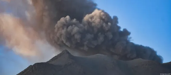 Peru declares emergency as Ubinas volcano spews ash – DW – 07/06/2023