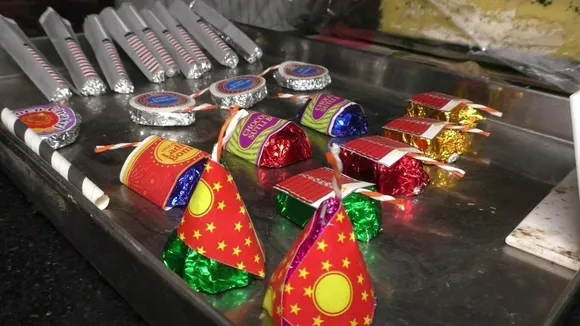 दिल्ली: बैन के बीच 100Kg से ज्यादा पटाखे बरामद, ऐसे छुपाकर ले जा रहा था  शख्स - amid ban Delhi Police seize 104 kg firecrackers from godown two held  lcltm - AajTak