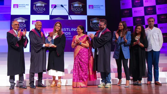 The dignitaries applaud while Meghna Ghai Puri presents the Maestro Award to Manmohan Shetty