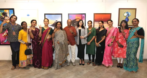 Raynah Hazari & Satyendra Rane with all the participants from the transgender communtity at Falak Art Show