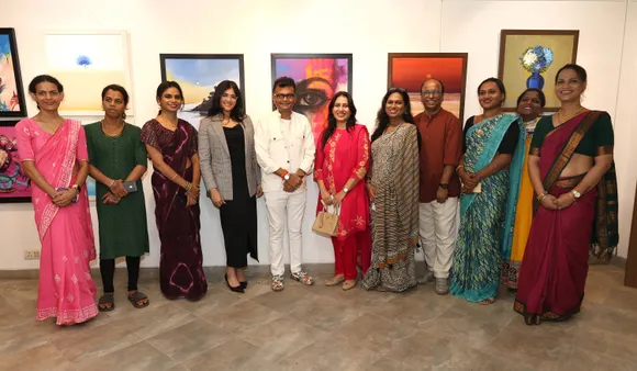 Raynah Hazari, Dr Aneel Kashi Murarka, Prachi Lalwani & Satyendra Rane with all the participants from the transgender community at Falak Art Show
