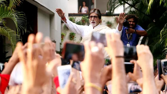 Amitabh Bachchan greets fans and well-wishers on Sunday evening at Jalsa -  YouTube