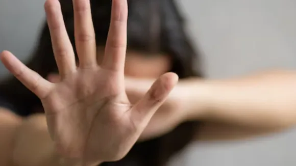 UP Crime : పంచాయతీ పెద్దల అరాచకం.. వివాహితను చెట్టుకు కట్టేసి.. చెప్పుల దండ మెడలో వేసి!