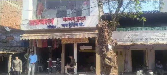 मंगलम फूड्स के बाहर बैठे पुलिस जवान