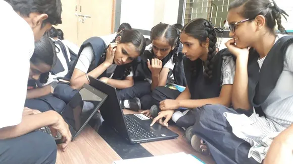 Girls coding at Dharavi Diary