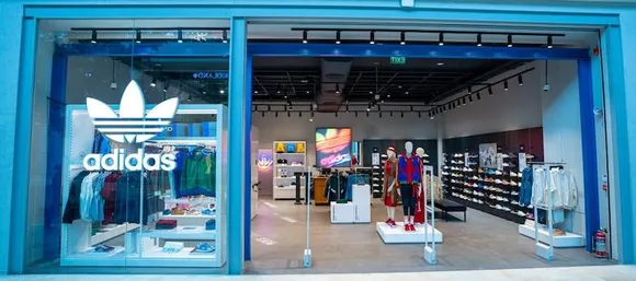Adidas lucky chinatown sales mall india
