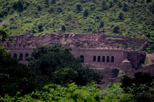 Haunted Place in Rajasthan : राजस्थान अपनी खूबसूरती के साथ-साथ कुछ भूतिया जगहों की वजह से भी बेहद लोकप्रिय है। इन जगहों पर जाने वालों की कांप उठती है रूह