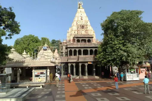Ujjain: महाकाल मंदिर के सुरक्षाकर्मियों ने दिखाई दंबगई