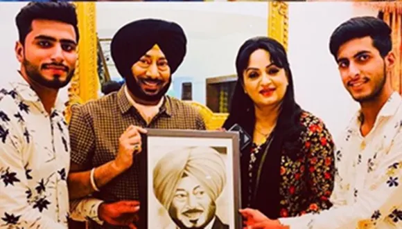 Jaswinder Bhalla Receives Fan Made Sketch On The Sets Of ‘Yaaran Diyan Poun Baaran’