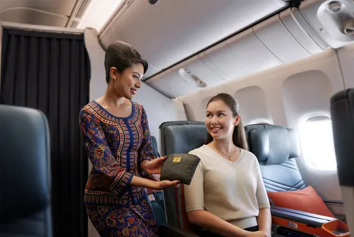 Singapore Airlines Gives 8 Months Salary As Bonus