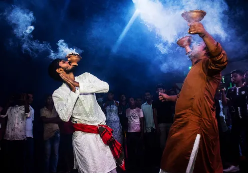 Dhunuchi: The dance with incense, smoke and devotion to Goddess Durga