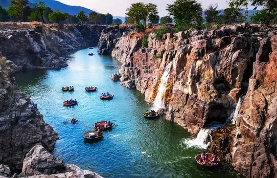 Hogenakkal Falls: Where water, rocks and boats converge