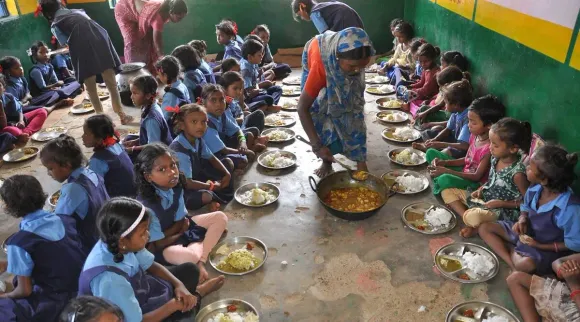 রাজ্যের মিড-ডে-মিলকে ভূয়সী প্রশংসা কেন্দ্রের