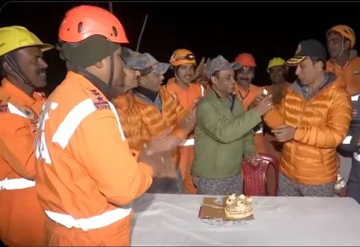 Uttarakhand Tunnel Rescue: জয়জয়কার এনডিআরএফ কর্মীদের! আনন্দ, কাটলেন কেক, জন্মদিন উদযাপন