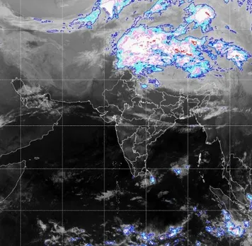 সাবধান, বাড়ি থেকে বেরোবেন না! ভারী বৃষ্টিপাত বা তুষারপাতের সম্ভাবনা