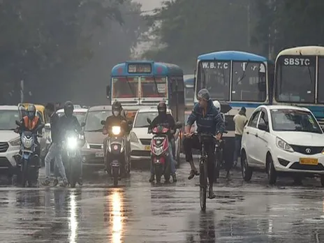 মিলে গেল পূর্বাভাস, কলকাতায় দফায় দফায় বৃষ্টি শুরু