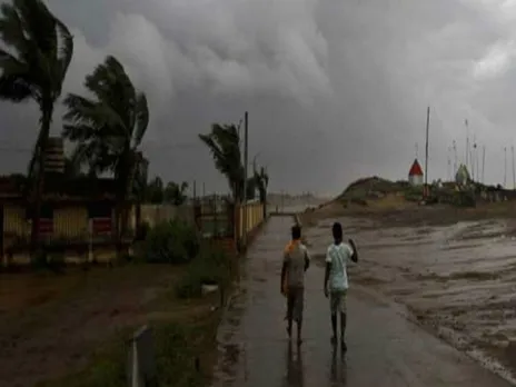 Cyclone Michaung: লাল সতর্কতা জারি, ভারী থেকে অতিভারী বৃষ্টির সতর্কতা