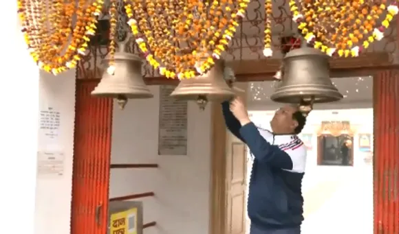 হনুমান মন্দিরে অ-হিন্দু BJP নেতা! নিজের হাতে করলেন মন্দির পরিষ্কার