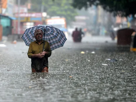 ভারী থেকে অতি ভারী বৃষ্টিপাত! শহরের সমস্ত স্কুলে ছুটি ঘোষণা