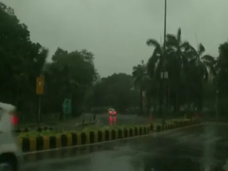 আচমকাই আবহাওয়ার পরিবর্তন: শুরু ঝড়, বৃষ্টি