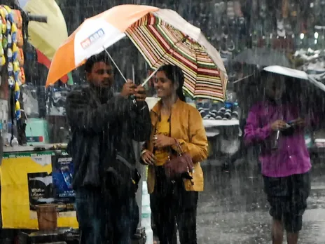 বৃষ্টিতে ভিজতে চলেছে বাংলা, দেখে নিন আপনার জেলা