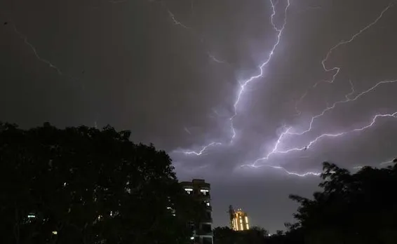 পশ্চিমবঙ্গ: ২-৩ ঘণ্টার মধ্যে এই ৩ জেলায় বজ্রবিদ্যুৎ সহ বৃষ্টি, ভয়ঙ্কর গরম থেকে মুক্তি